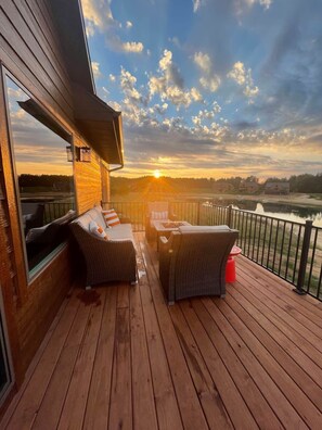 Terrace/patio - Kokomo Cabin: Cozy Fires, Family Fun & Lake Views (Germantown)