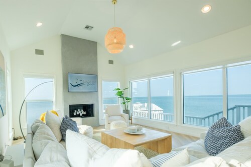 Bayfront Beauty: Luxury, Hot Tub & Bar, Pets, Fish