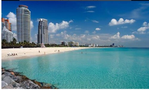 Hot Tub & King Bed - 8min From Airport, Beach & DT