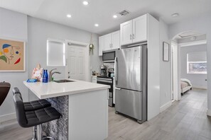 Refrigerador, microondas, horno y parrilla de estufa 