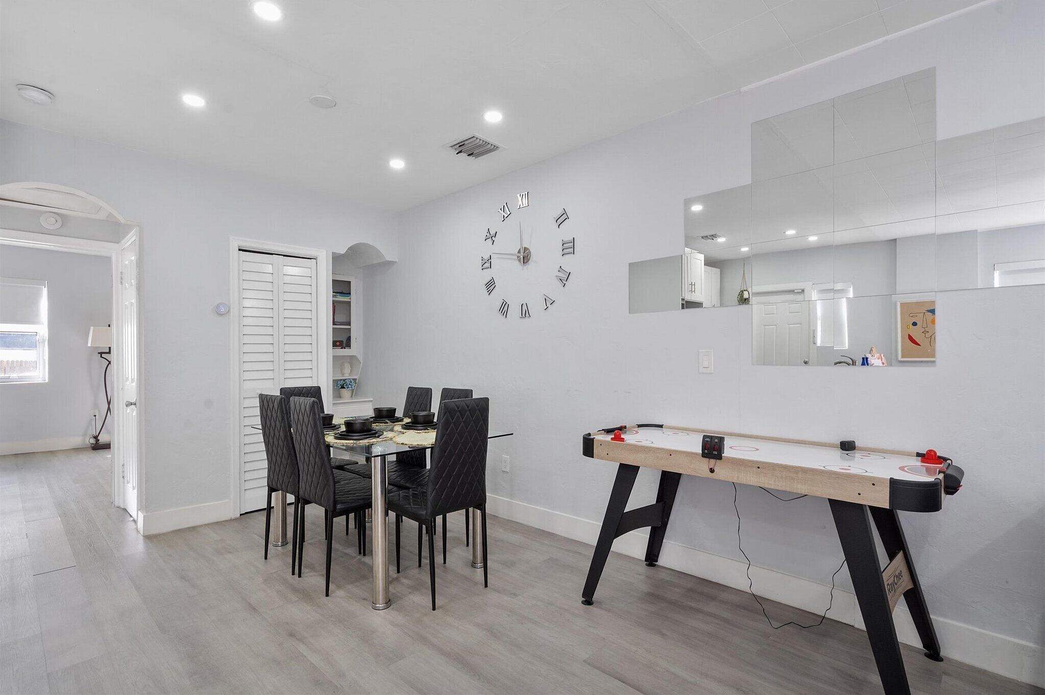 Cozy dining table good for 6 persons.