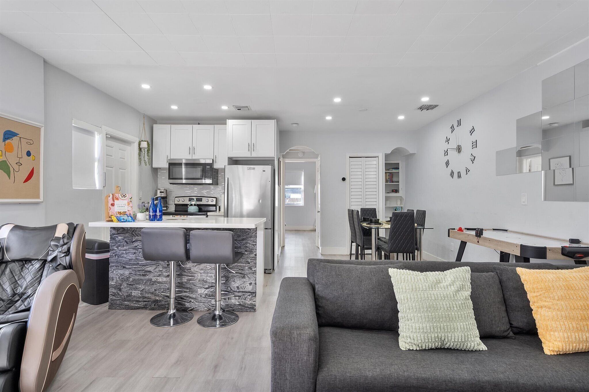 Smart TV, libros y estéreo 