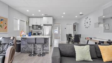 Smart TV, libros y estéreo