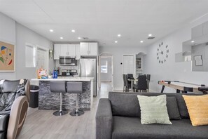 Smart TV, libros y estéreo 