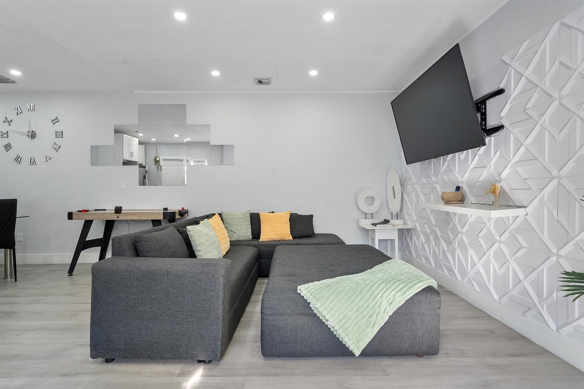 Smart TV, libros y estéreo 