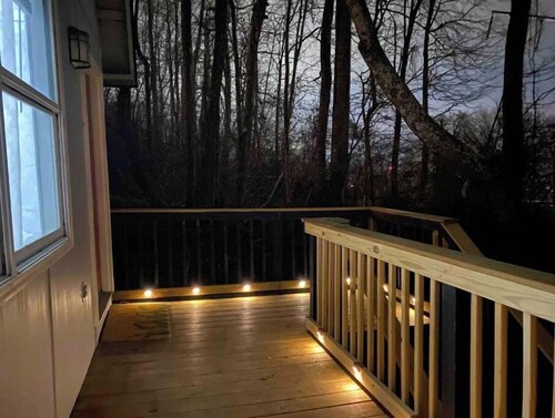 Quiet Mountain-side Cottage 20 min from downtown