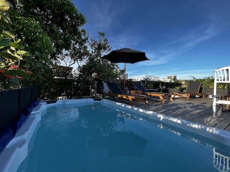 Una piscina al aire libre