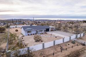 Exterior - Maison Yucca Valley | Fire-pit | Desert Beauty (Yucca Valley)