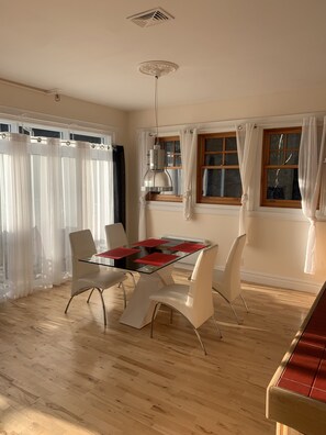 Dining - Between river and cliff (Québec)