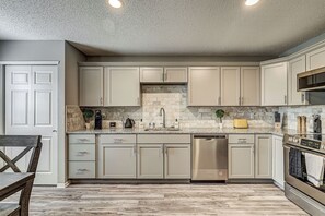 Frigorífic, microones, forn i placa de cuina 