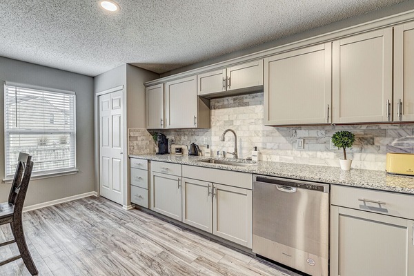 KĂŒhlschrank, Mikrowelle, Ofen, Herdplatte