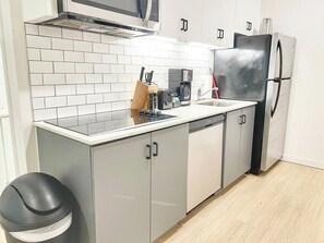 Réfrigérateur, micro-ondes, plaque de cuisson, lave-vaisselle