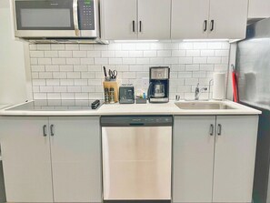 Kühlschrank, Mikrowelle, Herdplatte, Geschirrspüler