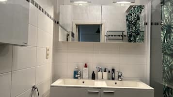 Een haardroger, handdoeken, zeep, shampoo