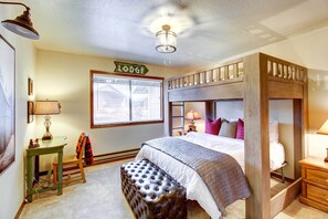 3 bedrooms, desk, travel crib, WiFi