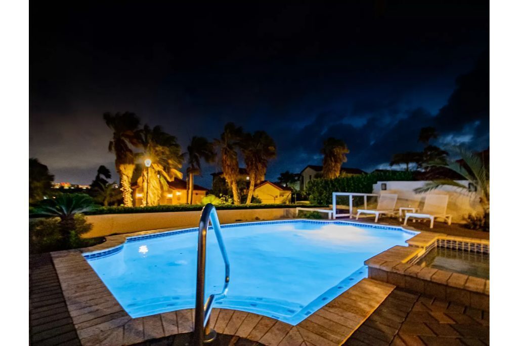 House 4 bedrooms, with jacuzzi