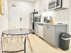 Kühlschrank, Mikrowelle, Herdplatte, Geschirrspüler