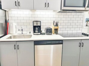 Kühlschrank, Mikrowelle, Herdplatte, Geschirrspüler