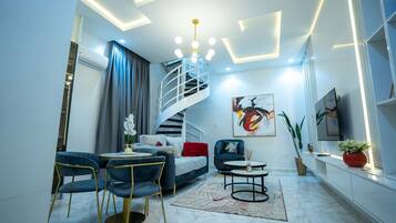 Executive-Doppelzimmer | Wohnbereich | 36-Zoll-Smart-TV mit Kabelempfang, Fernseher, Netflix