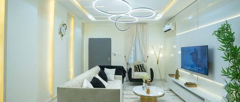 Monolocale Deluxe | Area soggiorno | Smart TV 36 pollici con canali via cavo, TV, Netflix