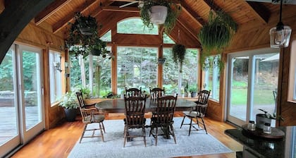 Exquisite cottage with valley views and Hot Tub