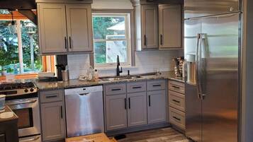 Jääkaappi, mikroaaltouuni, uuni, liesi