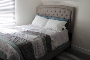 3 bedrooms, iron/ironing board, travel crib, WiFi - Exquisite cottage with valley views and Hot Tub (New Holland)