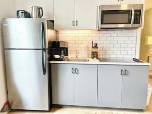 Réfrigérateur, micro-ondes, plaque de cuisson, lave-vaisselle