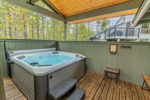 Outdoor spa tub - Pet-friendly hot tub, Waterpark passes, Ping Pong (Sunriver)
