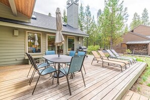Outdoor dining - Private hot tub, Sharc waterpark passes for 2026 (Sunriver)