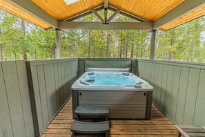 Outdoor spa tub - Private hot tub, Sharc waterpark passes for 2026 (Sunriver)