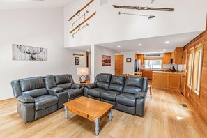 TV, fireplace - Private hot tub, Sharc waterpark passes for 2026 (Sunriver)