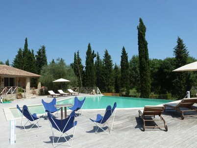 Charming cocoon for 4p in nature, space, infinity pool