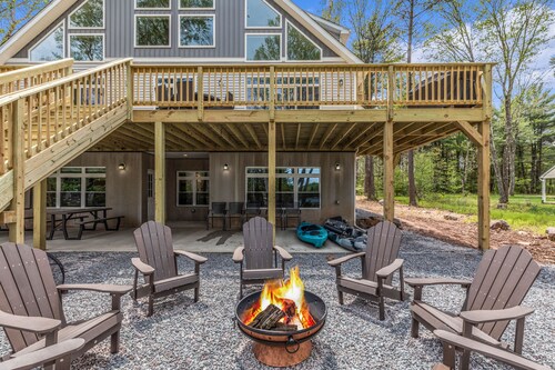 Luxurious Chalet in Blakeslee: Game Room, Hot Tub, Lake Access, Fire pit