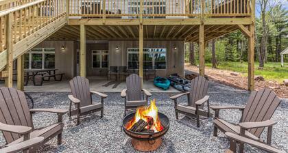 Luxurious Chalet in Blakeslee: Game Room, Hot Tub, Lake Access, Fire pit