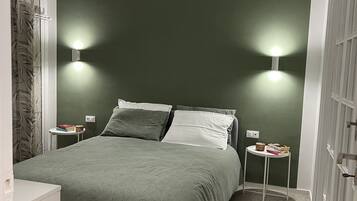 1 camera, una scrivania, ferro/asse da stiro, culla da viaggio