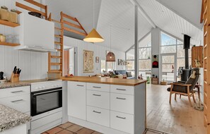 Køleskab, opvaskemaskine, kaffe-/temaskine