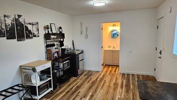 Studio Suite, 1 King Bed with Sofa bed, Kitchenette | Private kitchen
