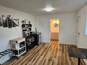 Studiosviitti, 1 suuri parisänky ja vuodesohva, keittotila | Yksityinen keittiö | Mikroaaltouuni, kahvin-/teenkeitin