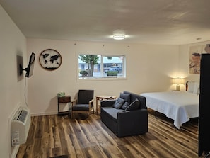 Studio Suite, 1 King Bed with Sofa bed, Kitchenette | Free WiFi, bed sheets - Sprague Motel  (Sprague)