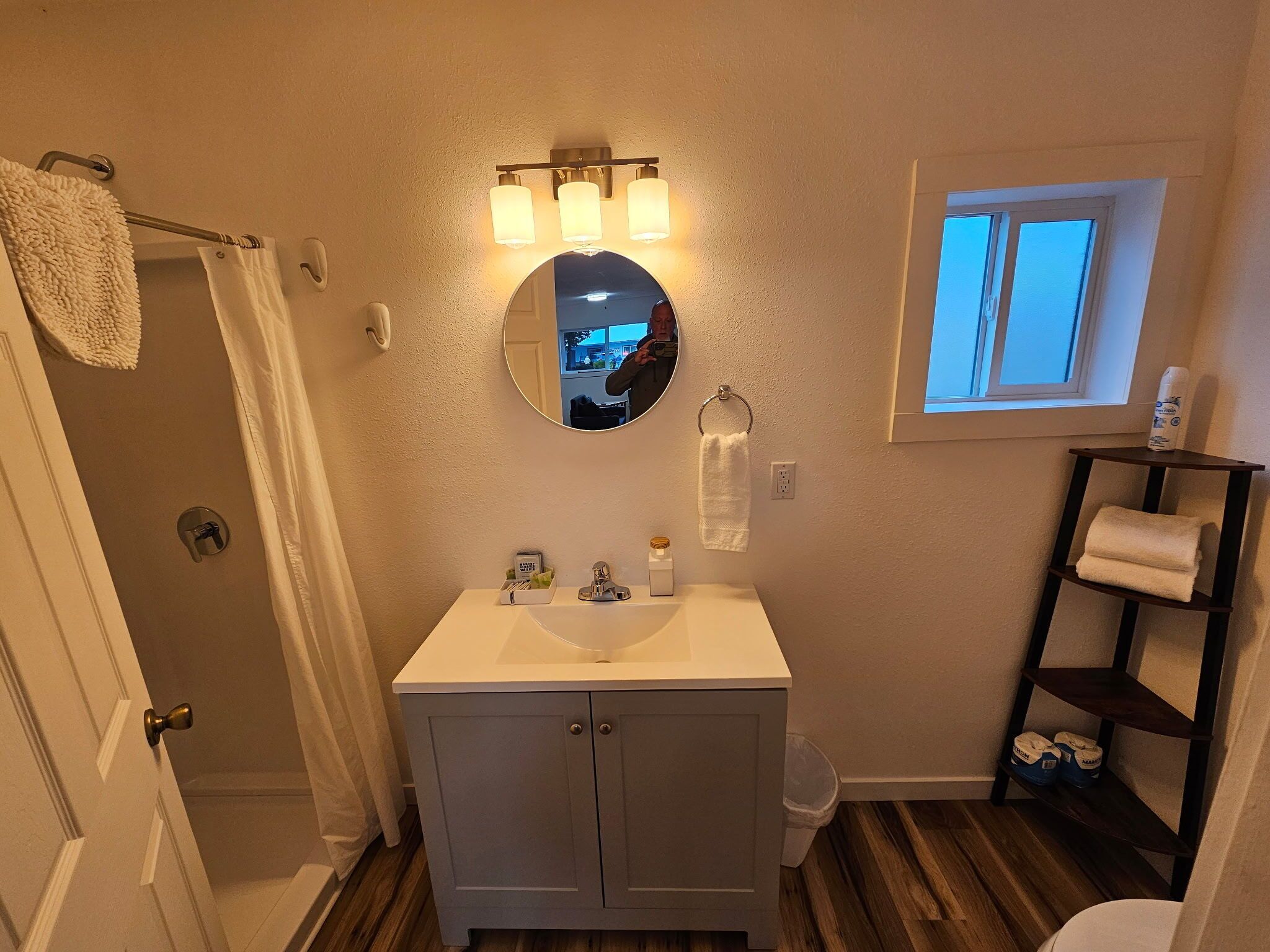 Studio Suite, 1 King Bed with Sofa bed, Kitchenette | Bathroom