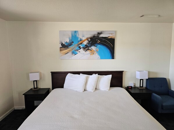 Single Room, 1 King Bed, Kitchenette