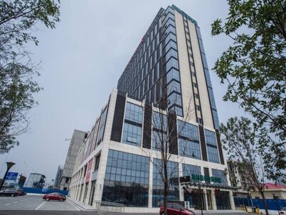 Greentree Inn Qinhuangdao Railway Station Square Express Hotel