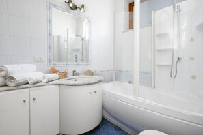 Badewanne, Haartrockner, Handtücher