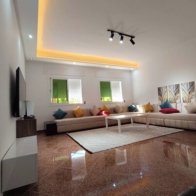 Charming Apt 2BR w/ free Parking, Netflix & WI-FI.