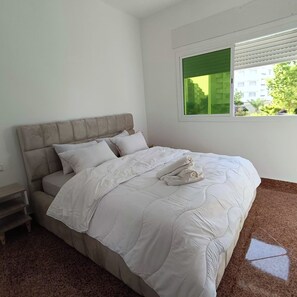 2 室のベッドルーム、デスク、WiFi (無料)