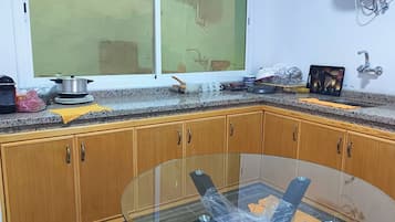 Fridge, oven, stovetop, coffee/tea maker