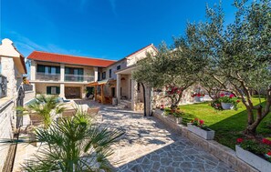 Exterior - Awesome home in Benkovac with WiFi (Benkovac)