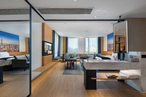 Une chambre d’hôtel moderne équipée d’un lit, d’un bureau, d’un canapé et d’une grande fenêtre.