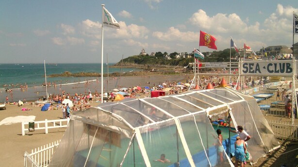 Une plage avec des tentes et un club de plage.